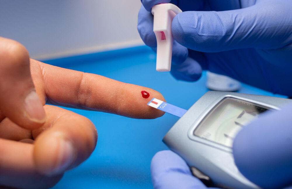 captura de um medico com luvas de borracha fazendo um exame de sangue de um paciente